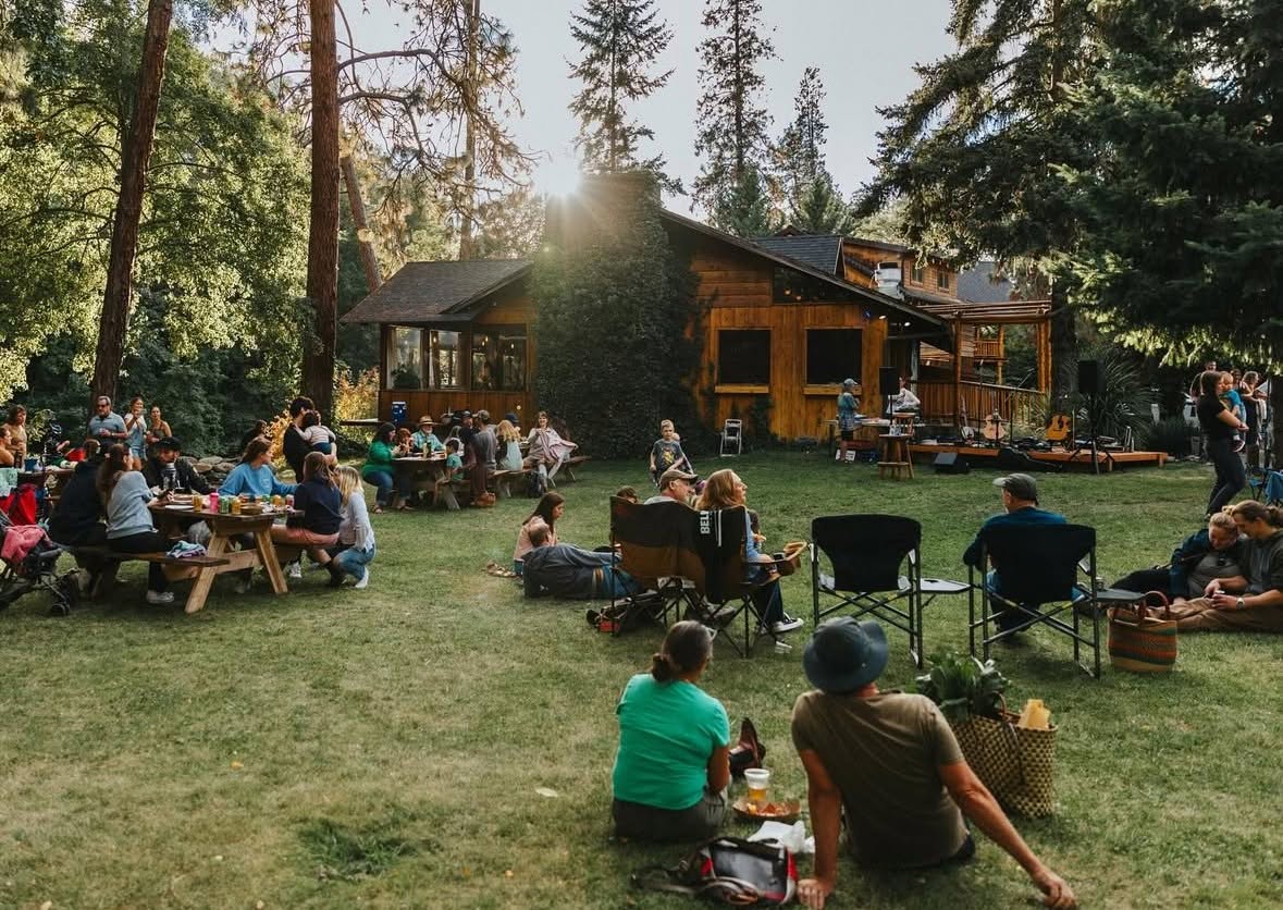 Crowd enjoying the Applegate Evening Market on the lodge lawn