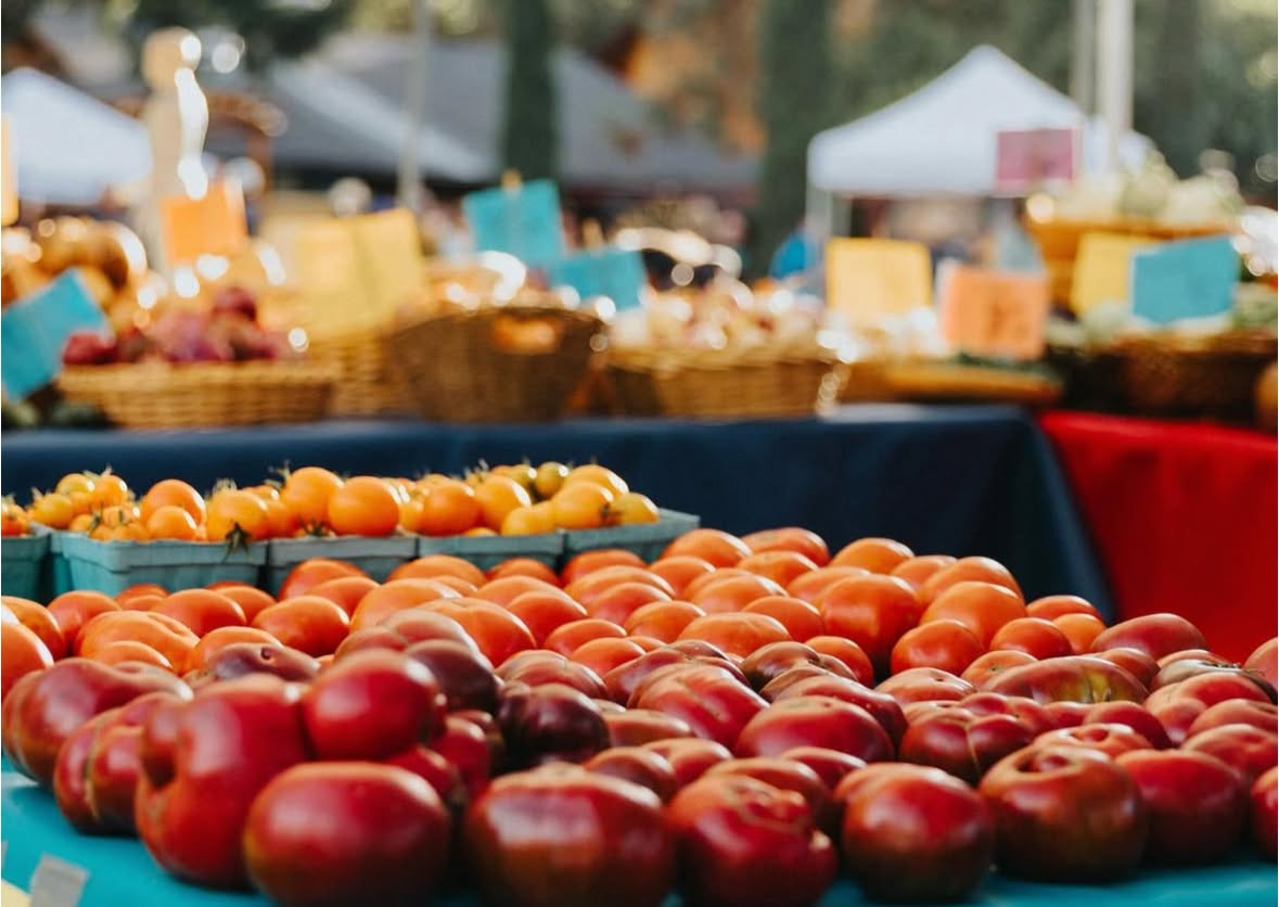 Fresh heirloom tomatoes and produce at the Applegate Evening Market